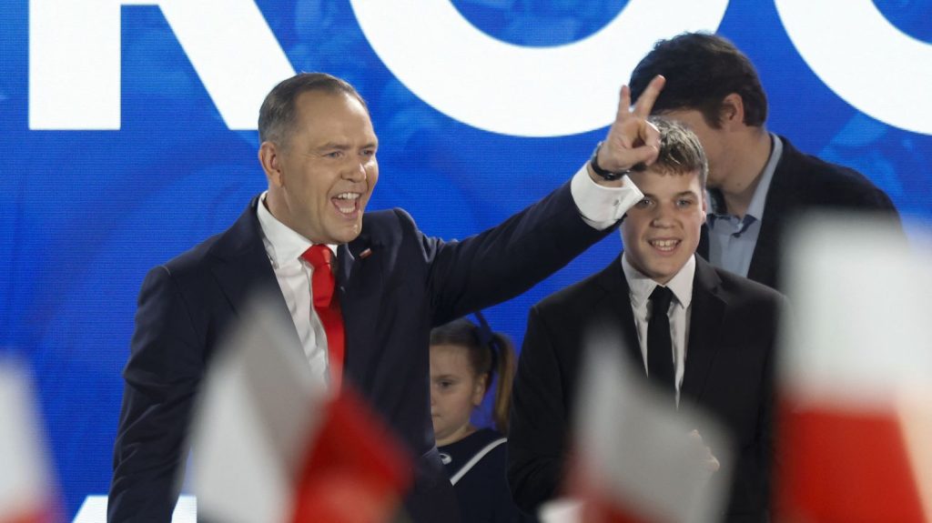 Élection présidentielle en Pologne : une nouvelle illustration de la montée des nationalismes en Europe

          L’élection du nationaliste Karol Nawrocki à la présidence de la Pologne inquiète l’Europe, qui y voit une nouvelle poussée du camp souverainiste et une menace pour l’État de droit.