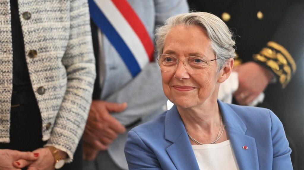 Elisabeth Borne invite à "éviter la surenchère de mesures éculées" après "chaque chaque actualité dramatique"