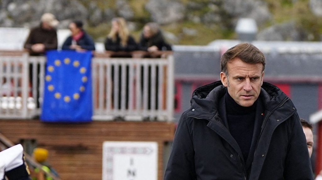 Au Groenland, Emmanuel Macron exprime la "solidarité européenne" face aux visées de Donald Trump