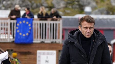 Au Groenland, Emmanuel Macron exprime la "solidarité européenne" face aux visées de Donald Trump
