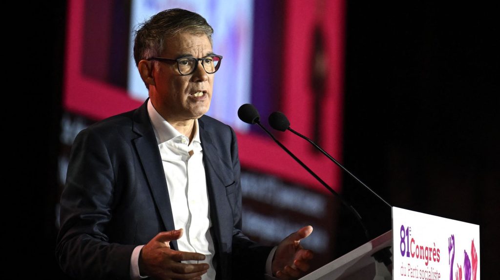 :
    Édito



  



  


      

  

  
    Face au RN, s’allier ou pas avec LFI : le dilemme qui fracture la gauche

          Le risque de voir le RN arriver au pouvoir peut-il justifier que les socialistes concluent une nouvelle alliance avec Jean-Luc Mélenchon ? C’est la position d’Olivier Faure, le patron du PS.