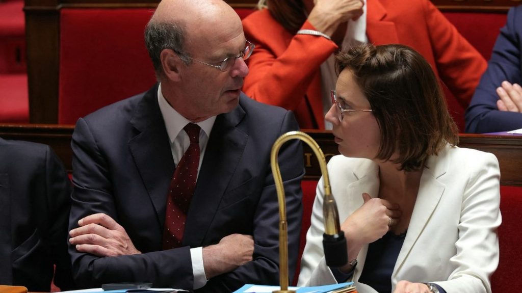 Budget 2026 : le nombre de fonctionnaires dans la ligne de mire du gouvernement

          Réduire le nombre de fonctionnaires, la piste a été évoquée dimanche par le ministre de l’Économie et la ministre chargée des Comptes publics Amélie de Montchalin, pour le budget 2026... Une piste explosive.