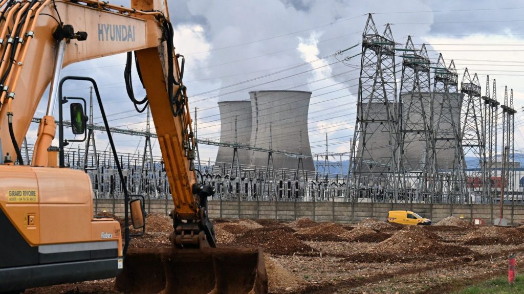 La France relance sa filière nucléaire

          Le gouvernement vient de signer le document qui fixe ses engagements avec les professionnels de l'atome jusqu’en 2028.