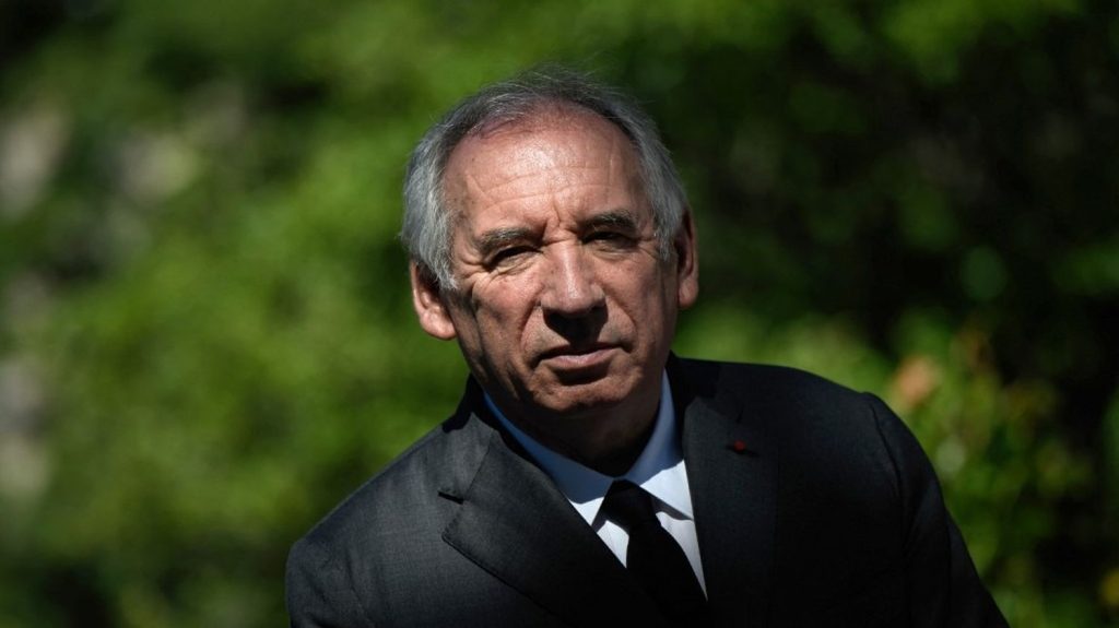 Pas "d'apéros" ni de "dîners" : François Bayrou défend son rythme de travail à Matignon
