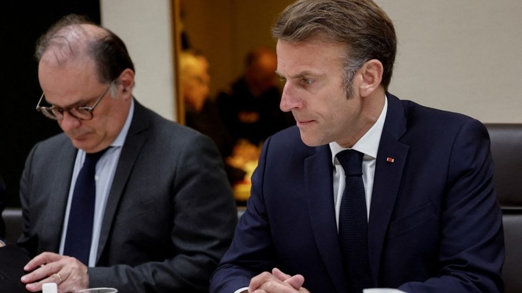 :
    Édito



  



  


      

  

  
    Frappes américaines en Iran : comment faire entendre la voix de la France dans le fracas des bombes ?

          Depuis l'amplification du conflit en Iran ce week-end, avec les frappes américaines dans la nuit de samedi à dimanche, Emmanuel Macron ne cesse de "prôner un retour à la voie diplomatique" et implore les belligérants de "reprendre les discussions".