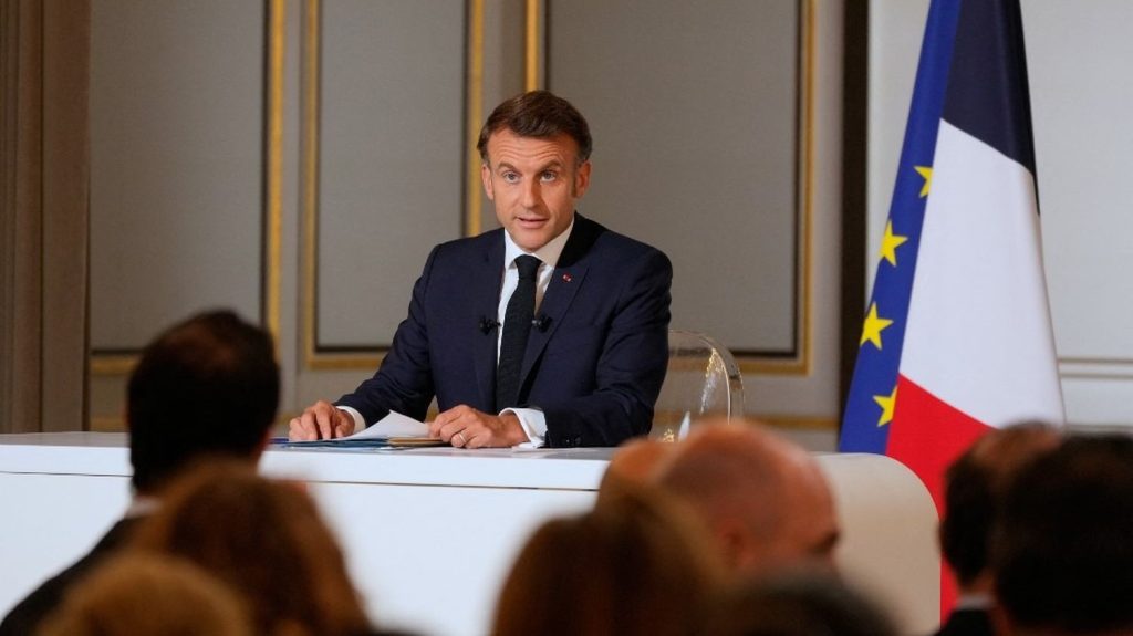 Frappes israéliennes en Iran : Emmanuel Macron appelle à "la reprise du dialogue" et dénonce la "menace" du programme nucléaire iranien "pour la stabilité collective"