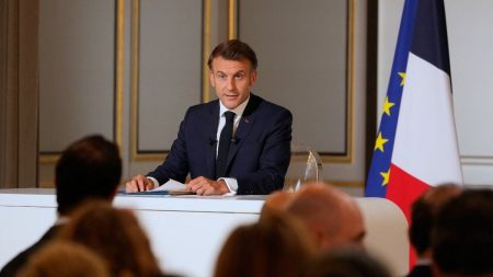 Frappes israéliennes en Iran : Emmanuel Macron appelle à "la reprise du dialogue" et dénonce la "menace" du programme nucléaire iranien "pour la stabilité collective"