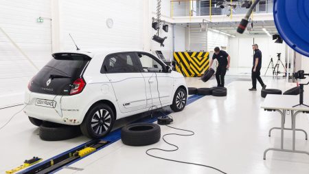 :
    Reportage




  



  


  
  Freinage d'urgence, "cage immunité", températures extrêmes... Comment Renault met ses voitures à l'épreuve