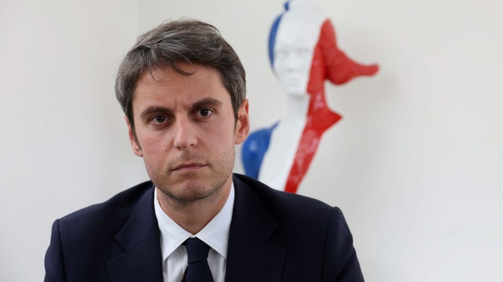 Un an après la dissolution, Gabriel Attal reçoit les députés battus ou ceux contraints au désistement

          La volonté unilatérale d'Emmanuel Macron de dissoudre reste un traumatisme chez les siens. Son ancien Premier ministre, écarté de fait ce soir-là, tente, depuis, de tirer son épingle du jeu.