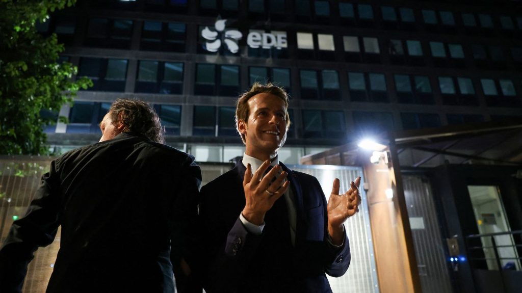Greenpeace dépose la statue d'Emmanuel Macron, volée la veille au musée Grévin, devant le siège d'EDF à Paris