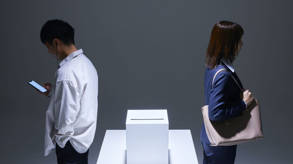 Au Japon, les partis politiques cherchent à reconquérir la jeunesse en modernisant leurs campagnes de communication

          Comment intéresser les jeunes à la politique ? C’est la question que se posent les partis au Japon. Ils s’inquiètent tous de la montée de l’abstention, et proposent de faire de la publicité politique dans les supermarchés, les magasins et même les bains publics.