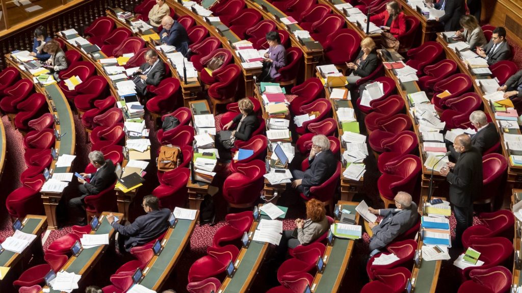 Depuis la dissolution, les lois sont appliquées de plus en plus tard après leur vote, déplore le Sénat