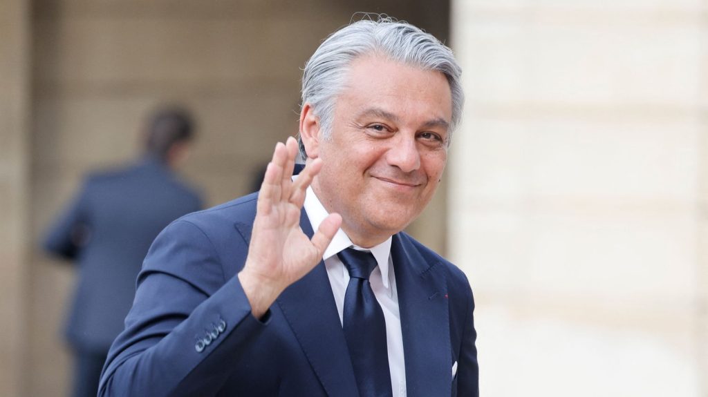 :
    le dernier publié



  



  


      

  

  
    
    Luca de Meo quitte Renault, un coup dur pour le constructeur automobile

          Après cinq ans à la tête du groupe français, le directeur général a annoncé dimanche soir, à l’occasion d’un conseil d’administration, son intention de quitter ses fonctions : il démissionne.
    
    

      
              
          Diffusé le 16/06
                      
            



  

  
  
    
        2min