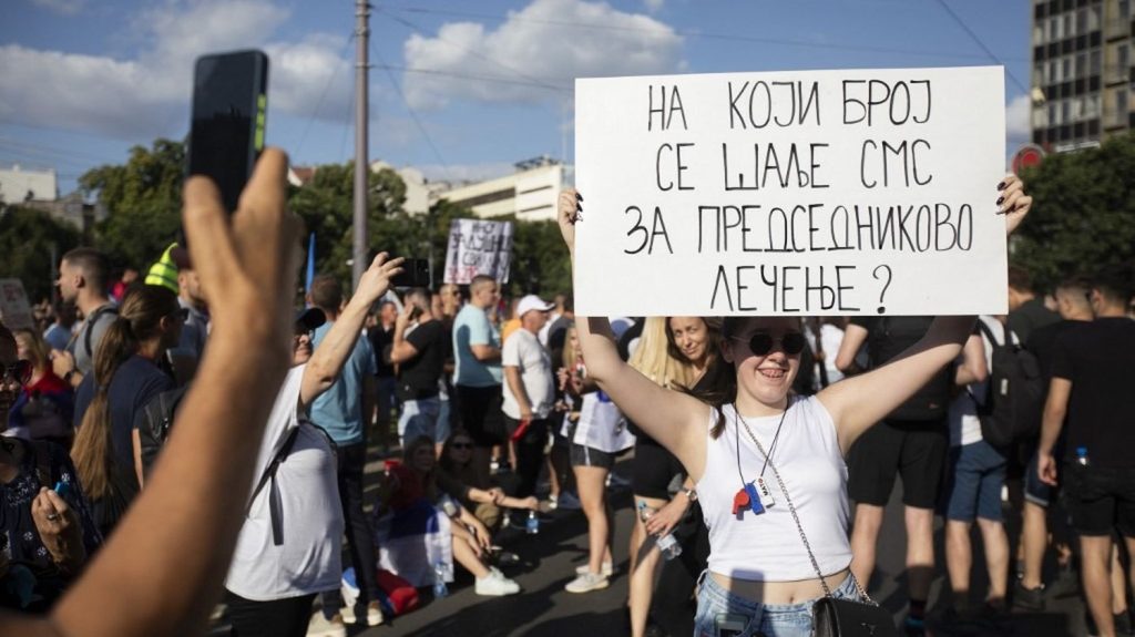 D'énormes manifestations en Serbie pour réclamer des élections anticipées