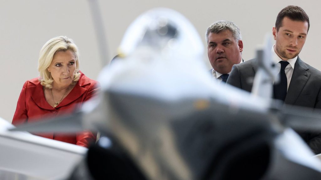 :
    Reportage




  



  


  
  Au salon du Bourget, Marine Le Pen et Jordan Bardella affichent leur complicité pour faire oublier les turbulences au sein du RN