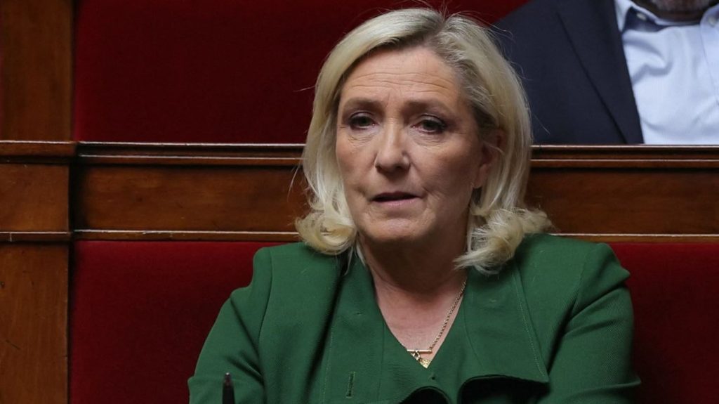 "Il n'y a que des mots" : Marine Le Pen ne trouve "aucune excuse" à Bruno Retailleau