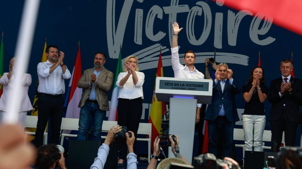 :
    Reportage




  



  


  
  Au meeting des "Patriotes pour l'Europe", dans le Loiret, des invités aux discours xénophobes et un RN offensif sur l'Union européenne