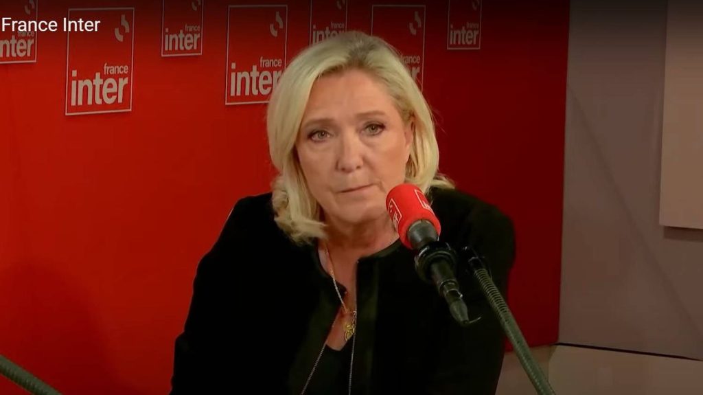 Meurtre d'une surveillante par un collégien : Marine Le Pen plaide pour une réponse "ferme et rapide" de la justice en cas de port d'arme blanche