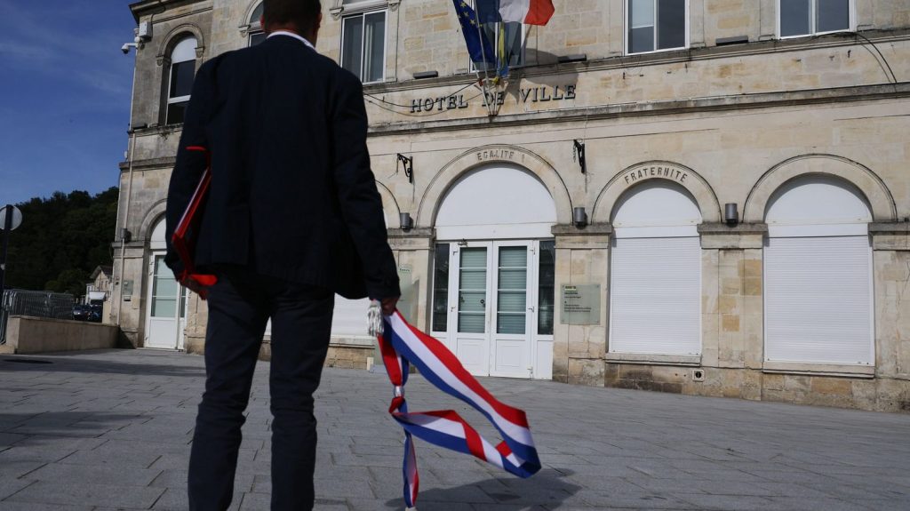 Le nombre de démissions de maires n'a jamais été aussi haut et "c'est totalement indépendant du phénomène de violence", souligne le Cevipof

          Dans une étude, le Cevipof pointe une vague "sans précédent" de maires démissionnaires depuis 2020. Pour le chercheur Martial Foucault, qui a mené ces travaux, "le sujet est vraiment indépendant" de celui des violences auxquelles font face les élus.