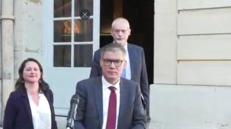 Olivier Faure réélu à la tête du PS, un parti divisé