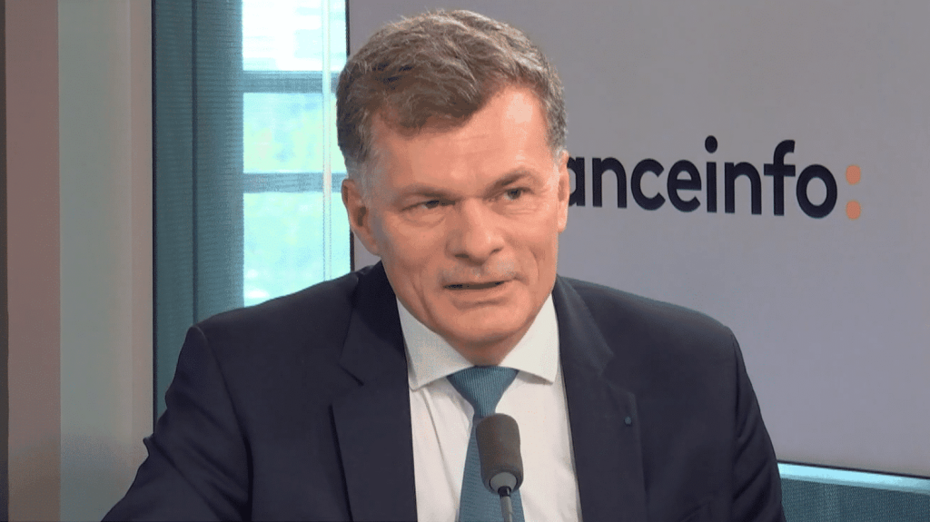 "Chaque année, on augmente le capital pour nos salariés, et ça donne du sens", explique le PDG d'Eiffage

          Pour le PDG d'Eiffage, où 80% des salariés détiennent plus de 20% des parts de l'entreprise, l'actionnariat salarié repose sur une part de risques mais permet de garder les entreprises fondamentalement françaises ou européennes.