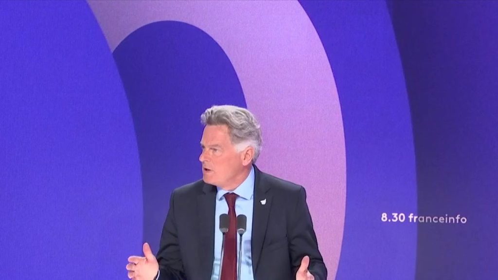 "Il y a une parole raciste décomplexée qui se déchaîne dans notre pays, y compris par des responsables politiques", s'indigne Fabien Roussel