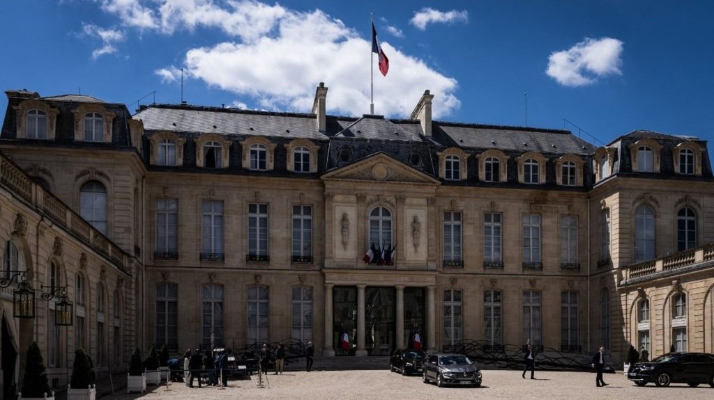 Présidentielle 2027 : des élus incitent les Français de tous bords politiques à bâtir ensemble un programme en 70 semaines

          Le site "Le Projet France" vient d'être créé en ce mois de juin. Les responsables politiques qui ont eu cette idée estiment être arrivés au bout du système. Ils s'inspirent du mouvement des Gilets jaunes et des cahiers de doléances.