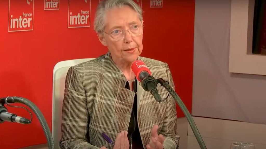 Surveillante de collège tuée : Élisabeth Borne demande "qu'une minute de silence soit observée jeudi à midi dans tous les établissements"