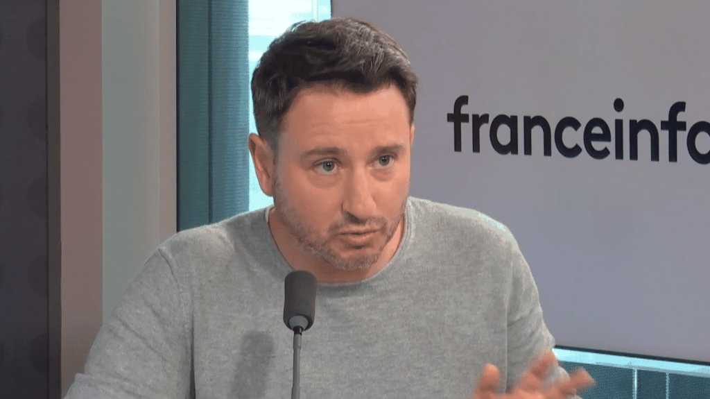 Taxe Zucman au Sénat : "Si nos grandes fortunes partaient demain s'installer aux îles Caïmans, elles ne paieraient presque pas moins d'impôts", selon Gabriel Zucman

          Le Sénat examine jeudi la proposition de loi portant sur la taxe Zucman, qui veut fixer un impôt minimal de 2% sur les patrimoines dépassant 100 millions d'euros. "Une loi qui vient simplement mettre en conformité notre principe constitutionnel d'égalité devant l'impôt", affirme son initiateur, l'économiste Gabriel Zucman, et qui pourrait "rapporter 20 milliards d'euros".