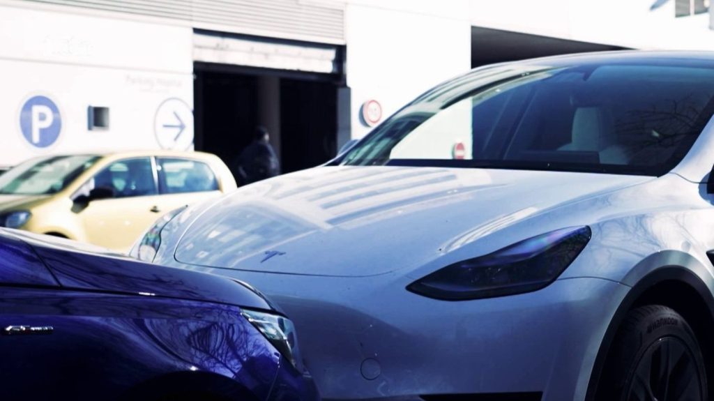 Tesla : des propriétaires de voitures électriques portent plainte contre Elon Musk