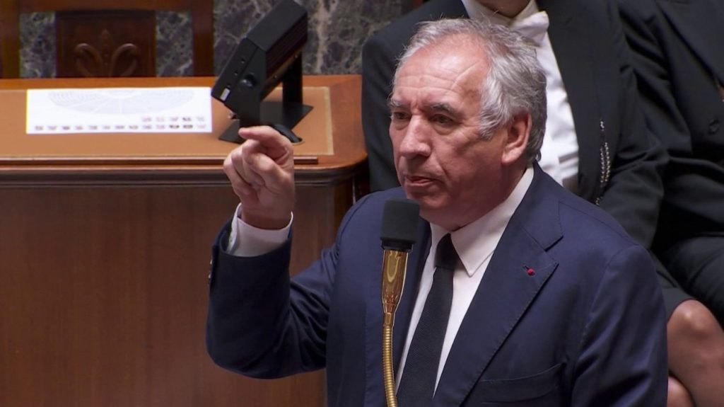 Violences après le sacre du PSG : François Bayrou veut instaurer des "peines minimales"