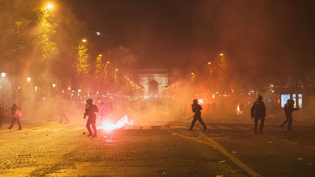 :
    Édito



  



  


      

  

  
    'Laxisme sécuritaire", "provocateur", "fabrique de barbares"... Les violences après le sacre du PSG récupérées par la classe politique

          De l'Élysée aux oppositions, les réactions politiques ont été très nombreuses après les violences survenues à Paris et ailleurs.
