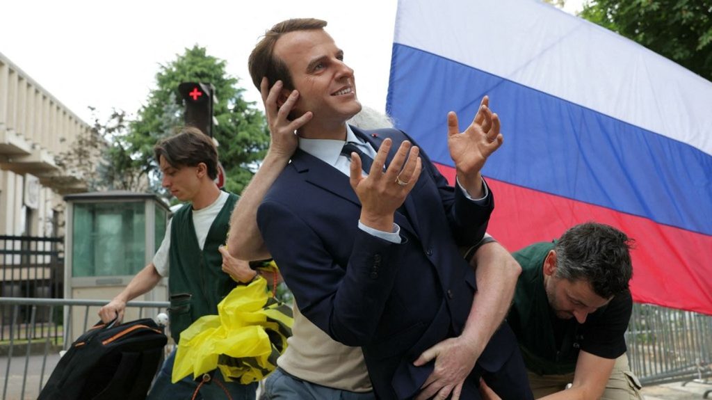 Vol de la statue d'Emmanuel Macron au musée Grévin : deux militants de Greenpeace mis en examen