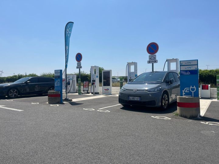 Il existe 168 000 points de recharge publics en France. (ANNE-LYVIA TOLLINCHI / RADIO FRANCE)