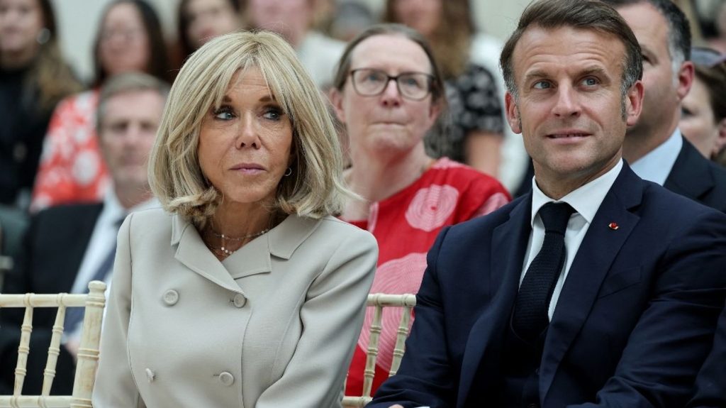 Fausse information sur Brigitte Macron : la Première dame se pourvoit en cassation après la relaxe de deux femmes