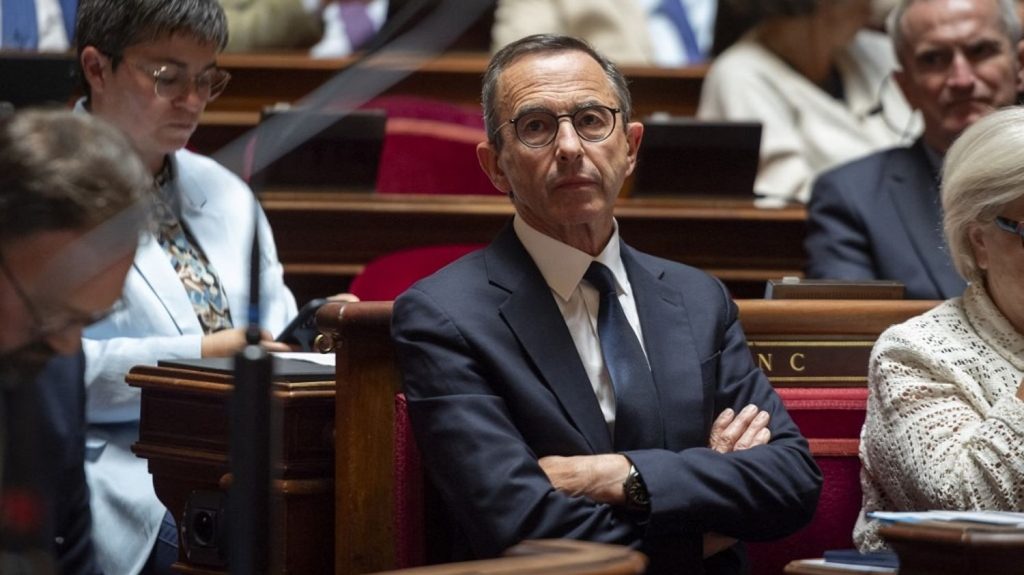"Ce n'est ni sa première sortie, ni sa dernière" : comment Bruno Retailleau creuse le fossé avec le macronisme pour préparer son avenir