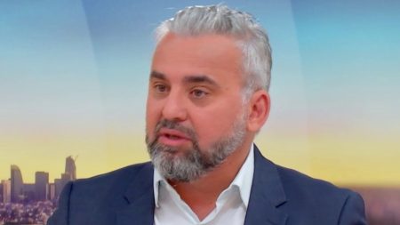 Budget 2026 : "Il y a les épouvantails pour faire peur aux moineaux, et il y a des chiffres de Bayrou pour faire peur aux Français", réagit Alexis Corbière, élu Écologiste et Social en Seine-Saint-Denis
