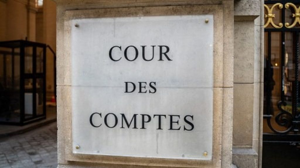 Dette publique :  la Cour des comptes fait, une fois de plus, les gros yeux à l’État français

          La dette financière de la France est le principal sujet traité par le rapport annuel de la Cour des comptes, publié mardi. Dans ce traditionnel document dans lequel la haute instance épingle chaque année la gestion des affaires publiques, elle appelle l’État à "reprendre le contrôle".
