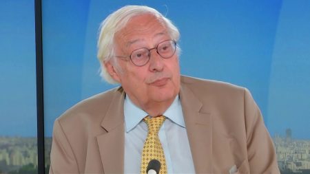 "Donald Trump veut montrer qu'il n'y a pas un problème au monde qui ne puisse être réglé sans passer par le bureau ovale de la Maison-Blanche", déclare Bertrand Badie, chercheur en politique internationale