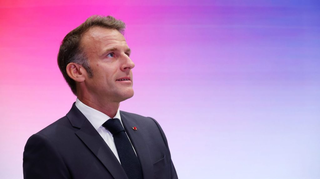 :
    Édito



  



  




      

  

  
    Emmanuel Macron est-il en train de préparer son retour... en 2032 ?

          Emmanuel Macron cherche à garder la main sur l’après-2027. Ne pouvant, de part la Constitution, pas se présenter lors du prochain scrutin présidentiel, l'actuel chef de l'État laisse planer le doute sur ses intentions pour 2032.