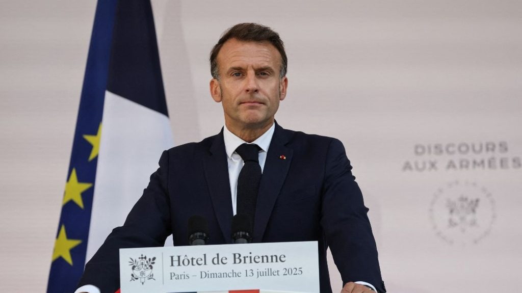 Emmanuel Macron veut "64 milliards d'euros pour la défense" d'ici 2027 : où trouver l’argent alors que les finances publiques sont dans le rouge ?

          Emmanuel Macron a demandé dimanche un effort budgétaire supplémentaire pour les armées sans recourir à l'endettement. Pour trouver l'argent, de nouvelles coupes dans les dépenses sociales sont attendues.