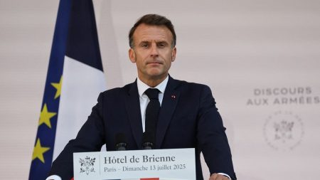 Emmanuel Macron veut "64 milliards d'euros pour la défense" d'ici 2027 : où trouver l’argent alors que les finances publiques sont dans le rouge ?

          Emmanuel Macron a demandé dimanche un effort budgétaire supplémentaire pour les armées sans recourir à l'endettement. Pour trouver l'argent, de nouvelles coupes dans les dépenses sociales sont attendues.
