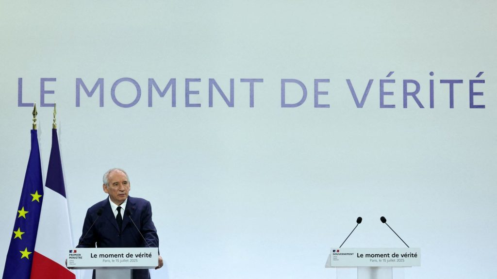 "Ce n'est pas bien embarqué" : François Bayrou peut-il faire adopter son budget 2026 et éviter la censure à l'Assemblée ?
