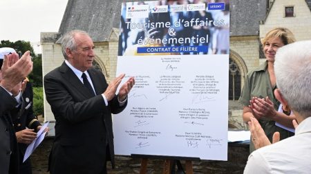 François Bayrou fixe un objectif de 100 milliards d'euros de recettes touristiques internationales en 2030