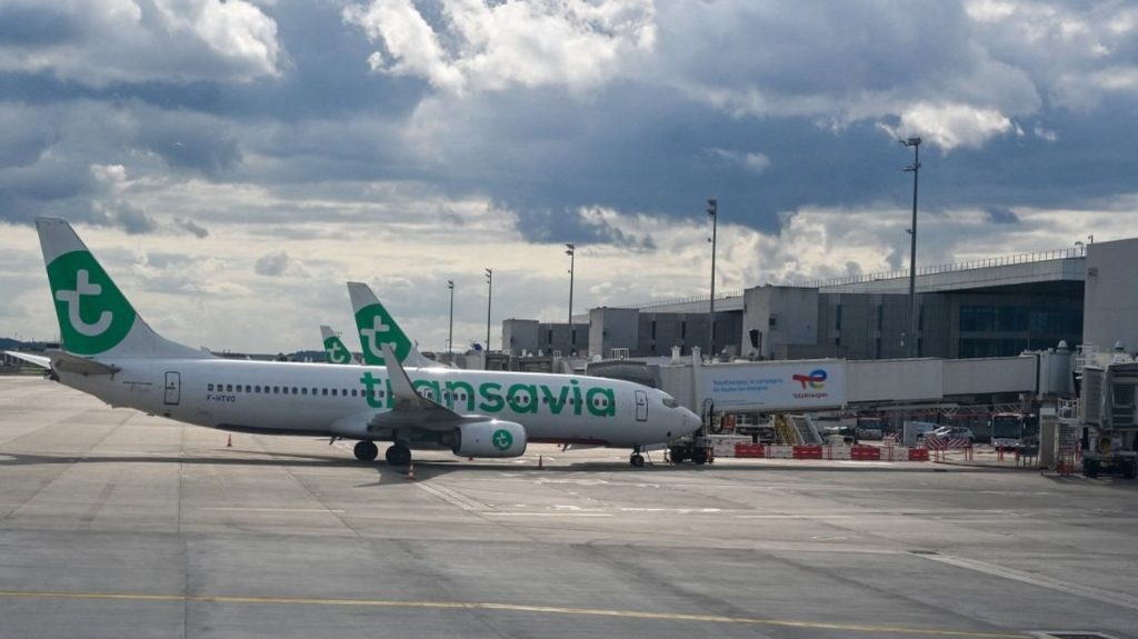 Budget 2026 :  vers une hausse des tarifs des billets d'avion

          Le gouvernement envisage de nouvelles taxes sur l’aérien en 2026, visant notamment les vols intérieurs et le kérosène, ce qui pourrait fortement alourdir les tarifs. Les professionnels du secteur y sont opposés.