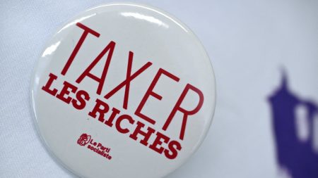 Budget : les impôts font-ils vraiment fuir les riches ?

          Le Premier ministre François Bayrou a fait des annonces budgétaires pour économiser 43 millions d'euros en 2026, mais n'a pas visé les ultra-riches. Le gouvernement et ses soutiens craignent un exil fiscal des riches qui, pourtant, n'existe pas vraiment.