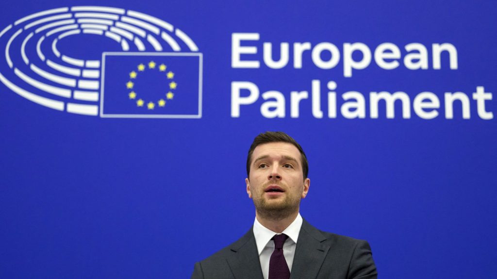 Parlement européen : Jordan Bardella et le RN fustigent une "attaque du système" après l'annonce d'une enquête