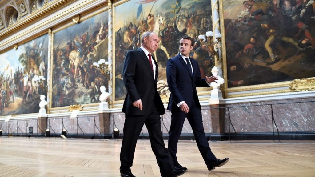 Après presque trois ans de silence, reprise du dialogue entre Emmanuel Macron et Vladimir Poutine

          Les présidents russes et français se sont parlé pendant plus de deux heures, mardi , alors que le dialogue était rompu depuis septembre 2022. La discussion a porté sur la guerre en Ukraine, mais surtout sur l'Iran et son programme nucléaire. Un sujet de nature à rapprocher Paris et Moscou.