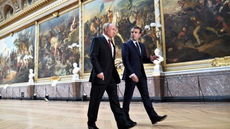 Après presque trois ans de silence, reprise du dialogue entre Emmanuel Macron et Vladimir Poutine

          Les présidents russes et français se sont parlé pendant plus de deux heures, mardi , alors que le dialogue était rompu depuis septembre 2022. La discussion a porté sur la guerre en Ukraine, mais surtout sur l'Iran et son programme nucléaire. Un sujet de nature à rapprocher Paris et Moscou.