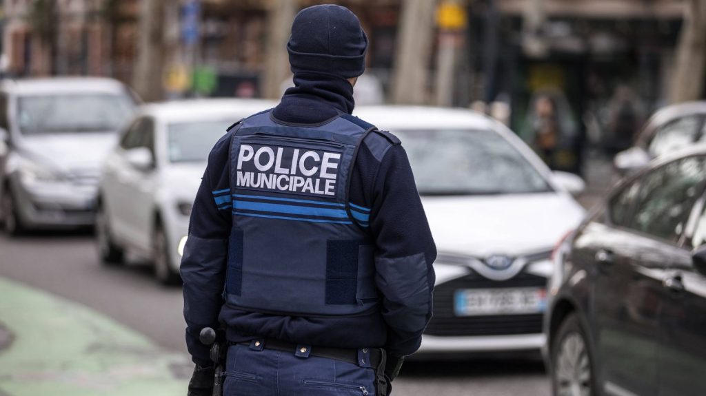 "C'est un outil de protection et de dissuasion" : ces maires de gauche qui ont choisi d'armer leur police municipale